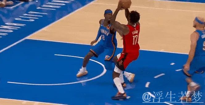 伊森带球冲击篮筐 命中上篮并造成犯规 伊森带球冲击篮筐 命中上篮并造成犯规